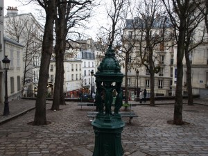Place Emile Goudeau, una pelra nel cuore del monte più famoso di Parigi: Montmartre.
